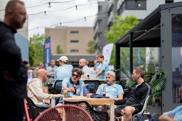 Klanten op terras Arenal Brugge